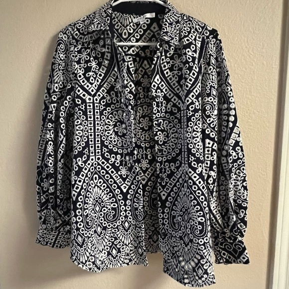 Chico´s Eyelet Billow Sleeve Shirt, size 8, Medium - Picture 5 of 8